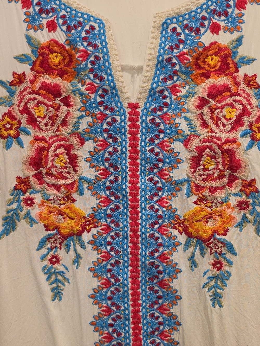 Angel Heart Boutique White Embroidered Floral V-Neck Tunic 2x - Picture 3 of 6